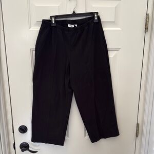 Woman’s cropped Black Pants